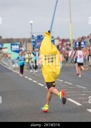 Läufer in ausgefallenen Kostümen nehmen als Banane am Great North Run Halbmarathon 2022 Teil Stockfoto