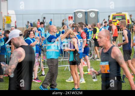 Die Teilnehmer erhielten ihre Medaillen am Ende des Great North Run Halbmarathons 2022 Stockfoto