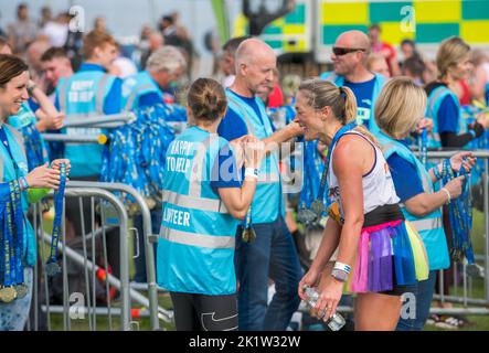 Die Teilnehmer erhielten ihre Medaillen am Ende des Great North Run Halbmarathons 2022 Stockfoto