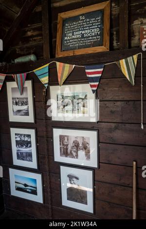 Das Ferry Hut Museum, das kleinste Museum in Northumberland, wenn nicht in Großbritannien, steht am Ufer des Flusses Aln in Almouth, Northumberland. Stockfoto