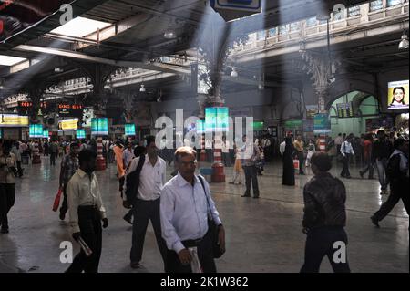 09.12.2011, Mumbai, Maharashtra, Indien, Asien - Pendler und Bahnreisende in Chhatrapati Shivaji Maharaj Terminus Station (Victoria Terminus). Stockfoto