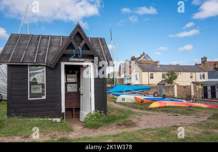 Das Ferry Hut Museum, das kleinste Museum in Northumberland, wenn nicht in Großbritannien, steht am Ufer des Flusses Aln in Almouth, Northumberland. Stockfoto