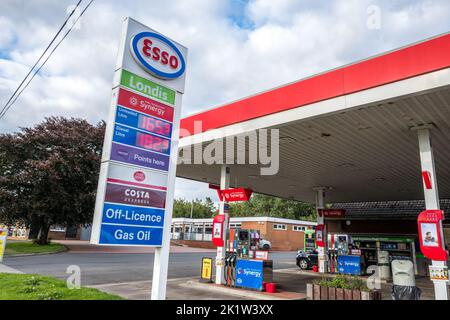 Esso-Tankstelle in Powburn, Northumberland, mit Londas-Geschäft. Stockfoto