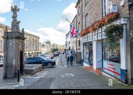 Bondgate Within, die Haupteinkaufs- und Geschäftsstraße im Zentrum der Marktstadt Alnwick, Northumberland, England, Großbritannien Stockfoto