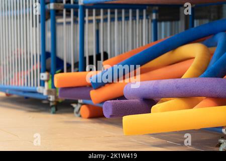 Pool extracurriculare farbige Stick Polyurethan Wettbewerb Schwimmer viel Lektion, für Uhr Hand aus Beat für Center Water, Sportteam. Cap-Zwischenablage Stockfoto