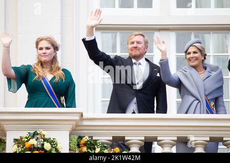 Den Haag, der Tag des Prinzen. 20. September 2022. Die niederländische Prinzessin Amalia, König Willem-Alexander und Königin Maxima (von L bis R) winken den Menschen auf dem Balkon des Noordeinde-Palastes in Den Haag, Niederlande, am 20. September 2022 zu. Der dritte Dienstag im September ist der Prinztag in den Niederlanden. Es ist die Eröffnung der niederländischen Parlamentssaison, und an diesem Tag skizziert der amtierende Monarch die Pläne der Regierung für das kommende Jahr. Quelle: Sylvia Lederer/Xinhua/Alamy Live News Stockfoto