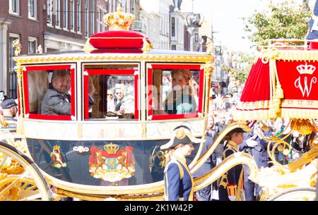 Den Haag, der Tag des Prinzen. 20. September 2022. Der niederländische König Willem-Alexander und Prinzessin Amalia winken am 20. September 2022 im Glaswagen in Den Haag, Niederlande, zu den Menschen. Der dritte Dienstag im September ist der Prinztag in den Niederlanden. Es ist die Eröffnung der niederländischen Parlamentssaison, und an diesem Tag skizziert der amtierende Monarch die Pläne der Regierung für das kommende Jahr. Quelle: Sylvia Lederer/Xinhua/Alamy Live News Stockfoto