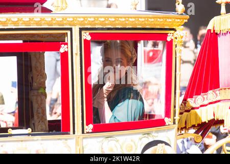 Den Haag, der Tag des Prinzen. 20. September 2022. Prinzessin Amalia von den Niederlanden fährt im Glaswagen in Den Haag, Niederlande, am 20. September 2022. Der dritte Dienstag im September ist der Prinztag in den Niederlanden. Es ist die Eröffnung der niederländischen Parlamentssaison, und an diesem Tag skizziert der amtierende Monarch die Pläne der Regierung für das kommende Jahr. Quelle: Sylvia Lederer/Xinhua/Alamy Live News Stockfoto