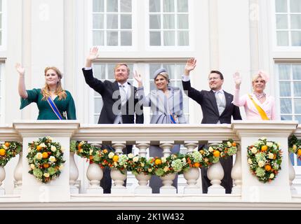 Den Haag, der Tag des Prinzen. 20. September 2022. Die niederländische Prinzessin Amalia, König Willem-Alexander, Königin Maxima, Prinz Constantijn und Prinzessin Laurentien (von L bis R) winken den Menschen auf dem Balkon des Noordeinde-Palastes in Den Haag, Niederlande, am 20. September 2022 zu. Der dritte Dienstag im September ist der Prinztag in den Niederlanden. Es ist die Eröffnung der niederländischen Parlamentssaison, und an diesem Tag skizziert der amtierende Monarch die Pläne der Regierung für das kommende Jahr. Quelle: Sylvia Lederer/Xinhua/Alamy Live News Stockfoto