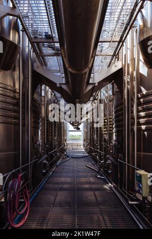 Große Tanks für die Gärung in der modernen Kellerei. Stockfoto