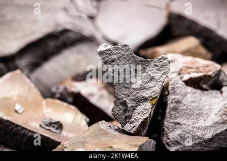 Stahlerz, hergestellt aus Eisenerz, isolierter schwarzer Hintergrund Stockfoto