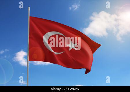 Flagge der Türkei auf blauem Himmel. 3D Abbildung. Stockfoto