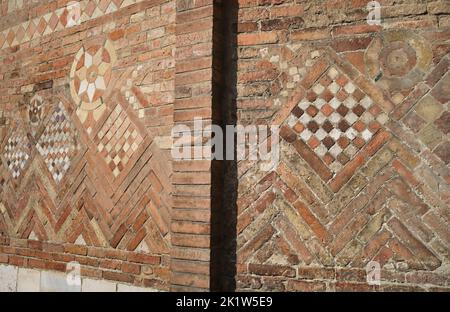 Wanddekoration im Innenhof von Pilatus in der Basilica di Santo Stefano Bologna Italien Stockfoto