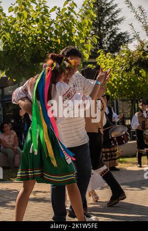 Galizischer traditioneller Tanz beim kulturellen Treffen zwischen der Ukraine und Galizien. Stockfoto