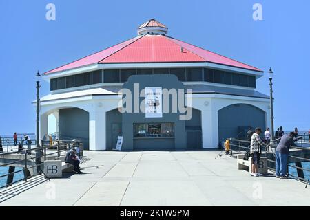 HUNTINGTON BEACH, KALIFORNIEN, 19. SEPTEMBER 2022: Bud and Genes Restaurant im alten Rubys-Gebäude am Ende des Piers. Stockfoto