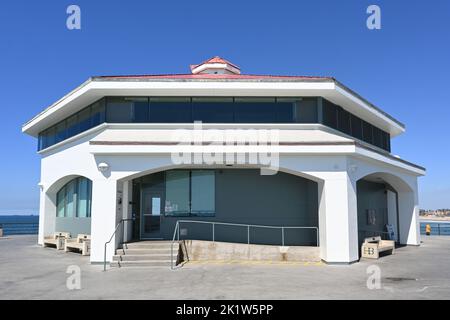 HUNTINGTON BEACH, KALIFORNIEN, 19. SEPTEMBER 2022: Bud and Genes Restaurant im alten Rubys-Gebäude am Ende des Piers. Stockfoto