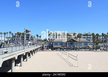 HUNTINGTON BEACH, KALIFORNIEN, 19. SEPTEMBER 2022: HB Pier mit Blick auf die Hauptstraße mit Dukes Restaurant und Volleyballplätzen. Stockfoto