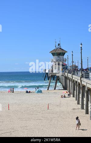 HUNTINGTON BEACH, KALIFORNIEN, 19. SEPTEMBER 2022: Huntington Beach Pier mit dem Lifeguard Operations Tower. Stockfoto