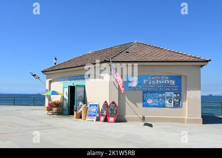 HUNTINGTON BEACH, KALIFORNIEN, 19. SEPTEMBER 2022: Los geht's Angeln, Köder und Tackle, Geschenkeladen-Snack-Bar-Combo am Pier. Stockfoto