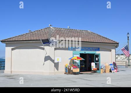 HUNTINGTON BEACH, KALIFORNIEN, 19. SEPTEMBER 2022: Los geht's Angeln, Köder und Tackle, Geschenkeladen-Snack-Bar-Combo am Pier. Stockfoto