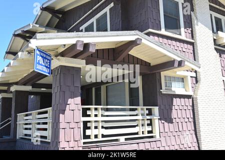 HUNTINGTON BEACH, CALIFORNAI, 19. SEPTEMBER 2022: Die Huntingtomn Beach Polizei-Unterstation in Walnut und 5. in der Innenstadt. Stockfoto