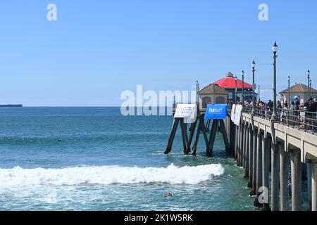 HUNTINGTON BEACH, KALIFORNIEN, 19. SEPTEMBER 2022: Banner der International Surfing Association für den Wettbewerb am Pier in Huntington Beach. Stockfoto