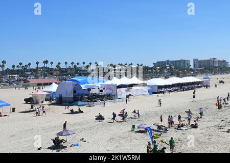 HUNTINGTON BEACH, KALIFORNIEN, 19. SEPTEMBER 2022: Zelte und Pop-ups für den Wettbewerb der International Surfing Association am Pier in Huntington Beach. Stockfoto