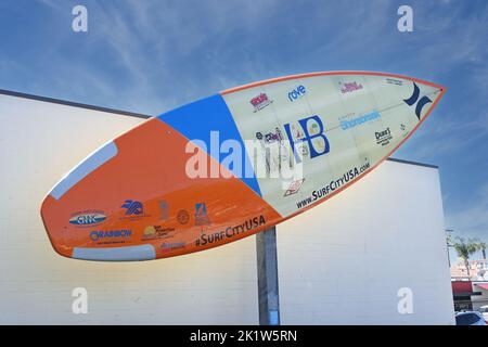 HUNTINGTON BEACH, KALIFORNIEN, 19. SEPTEMBER 2022: Giant Advertising Surf Board im International Surfing Museum. Stockfoto