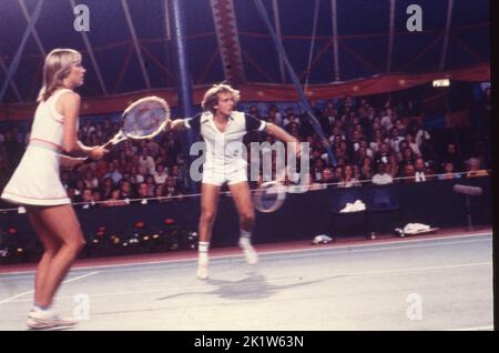 20. Mai 1980, London, England, Großbritannien: CHRIS EVERT und JOHN LLOYD geben während ihres Tennisspiels „Doubles Love“ im Londoner Battersea Park einen Aufschlag von Bjorn Borg und Mariana Simionescu zurück. Evert und Lloyd gewannen das Spiel 6-4, 6-3. Insgesamt wurden 15.000 Pfund an Fürstin Annes Wohltätigkeitsorganisationen gespendet. (Bild: © Keystone Press Agency/ZUMA Press Wire). Stockfoto