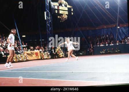 20. Mai 1980, London, England, Großbritannien: BJORN BORG und MARIANA SIMIONESCUS geben einen Aufschlag von Chris Evert und John Lloyd während ihres Doppel-Tennis-Doppelmatches „Doubles Love“ im Londoner Battersea Park zurück. Evert und Lloyd gewannen das Spiel 6-4, 6-3. Insgesamt wurden 15.000 Pfund an Fürstin Annes Wohltätigkeitsorganisationen gespendet (Bild: © Keystone Press Agency/ZUMA Press Wire). Stockfoto