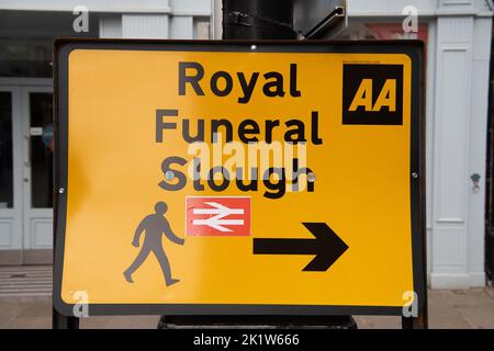 Windsor, Großbritannien. 20.. September 2022. Ein Schild in der Peascod Street, auf dem Pedstrians beim Royal Funeral sehen, wie man zur Slough Station laufen muss. Quelle: Maureen McLean/Alamy Live News Stockfoto
