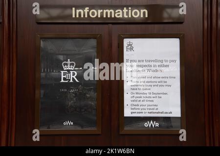 Windsor, Großbritannien. 20.. September 2022. Eine GWR-Reisemitteilung über das Begräbnis Ihrer Majestät der Königin am Windsor Central Station. Quelle: Maureen McLean/Alamy Live News Stockfoto