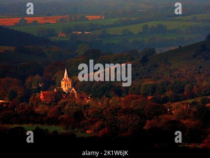 Die Sonne geht über dem Dorf East Meon in der Nähe von Petersfield, Hampshire, auf, die All Saints Church aus dem 12.. Jahrhundert kommt aus der Dunkelheit, als die Sonne den frühen Morgennebel abbrennt Pic Mike Walker, Mike Walker Pictures,2014 Stockfoto