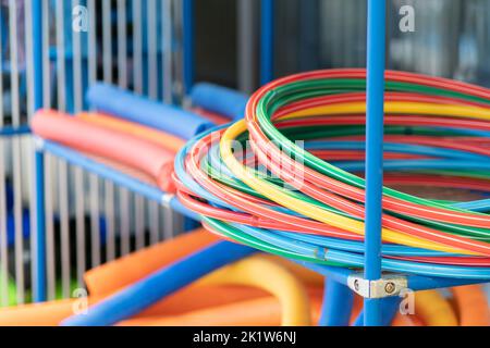 Pool farbige Polyurethan extracurriculare Stick Wettbewerb Schwimmer Stoppuhr Training, von der Rennhand aus Unterricht von Instruktor Wasser, Sportteam Stockfoto