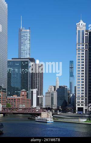 Chicago, USA - August 2022: Blick nach Osten entlang des Chicago River von der Franklin Street Bridge aus, mit Blick auf die Architektur entlang des Flusses. Stockfoto