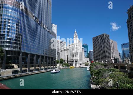 Chicago, USA - August 2022: Blick von der Wabash Street Bridge nach Osten entlang des Chicago River, mit Blick auf den Riverwalk Park am rechten Ufer. Stockfoto