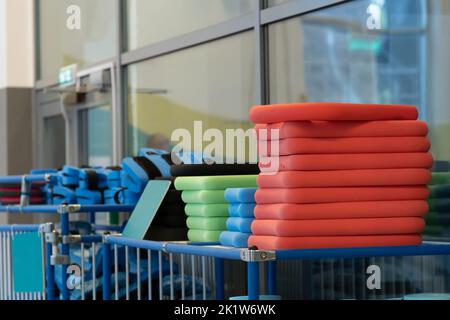 Pool farbige Stick extracurricular Polyurethan Wettbewerb Schwimmer Lot Training, von Clock Trainer in lernen für Instruktor schwimmen, digitales Team. Kappe Stockfoto