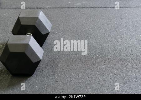 Hantel One Übung schwere starke Trainingsaktivität Sportgeräte, für Fitness-Muskel im Training für Inventar Metall, Kilogramm-Achse. Sportlicher Gegenstand Stockfoto