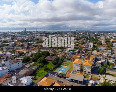 Luftaufnahme der Küste der Stadt Santarèm im Bundesstaat Parà in Brasilien. Schöne Stadt am Ufer des Rio Amazonas Stockfoto