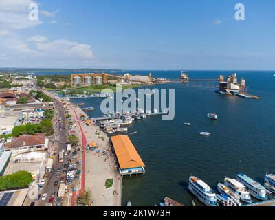 Luftaufnahme der Küste der Stadt Santarèm im Bundesstaat Parà in Brasilien. Schöne Stadt am Ufer des Rio Amazonas Stockfoto