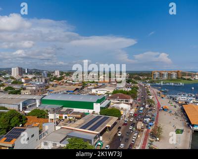 Luftaufnahme der Küste der Stadt Santarèm im Bundesstaat Parà in Brasilien. Schöne Stadt am Ufer des Rio Amazonas Stockfoto