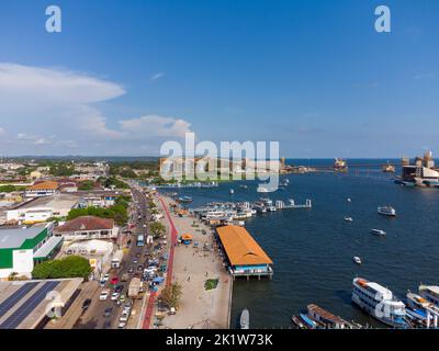 Luftaufnahme der Küste der Stadt Santarèm im Bundesstaat Parà in Brasilien. Schöne Stadt am Ufer des Rio Amazonas Stockfoto