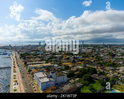 Luftaufnahme der Küste der Stadt Santarèm im Bundesstaat Parà in Brasilien. Schöne Stadt am Ufer des Rio Amazonas Stockfoto