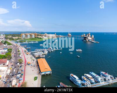 Luftaufnahme der Küste der Stadt Santarèm im Bundesstaat Parà in Brasilien. Schöne Stadt am Ufer des Rio Amazonas Stockfoto