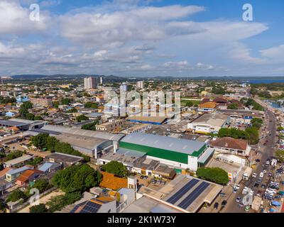 Luftaufnahme der Küste der Stadt Santarèm im Bundesstaat Parà in Brasilien. Schöne Stadt am Ufer des Rio Amazonas Stockfoto