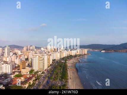 Luftaufnahme der Uferpromenade zum Meer mit seinen hohen Gebäuden in der Stadt Santos in Brasilien Stockfoto