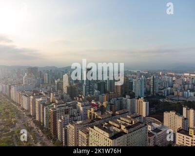 Luftaufnahme der Uferpromenade zum Meer mit seinen hohen Gebäuden in der Stadt Santos in Brasilien Stockfoto