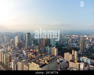 Luftaufnahme der Uferpromenade zum Meer mit seinen hohen Gebäuden in der Stadt Santos in Brasilien Stockfoto