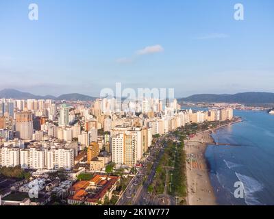 Luftaufnahme der Uferpromenade zum Meer mit seinen hohen Gebäuden in der Stadt Santos in Brasilien Stockfoto