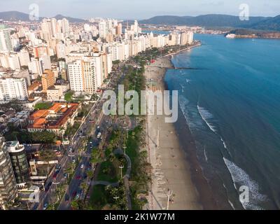 Luftaufnahme der Uferpromenade zum Meer mit seinen hohen Gebäuden in der Stadt Santos in Brasilien Stockfoto